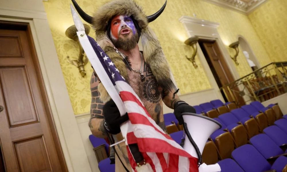 Τι σημαίνει το τατουάζ του κερασφόρου εισβολέα στο Καπιτώλιο